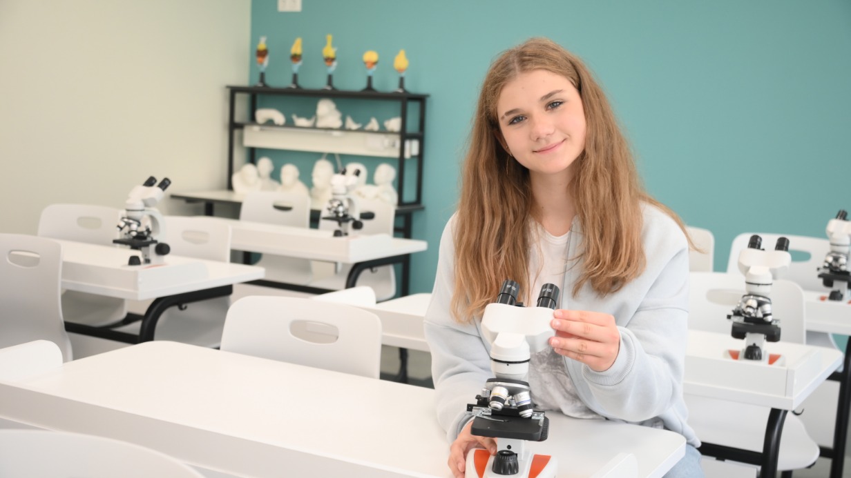 Ученица 8-го класса школы № 1566 Арина Сероштан смотрит в микроскоп