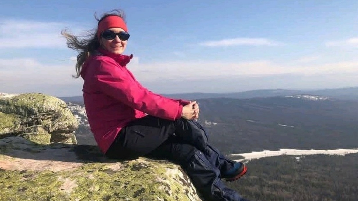 «Верю, что мама еще жива»: сын альпинистки, которую считают погибшей, обратился за помощью к российским властям