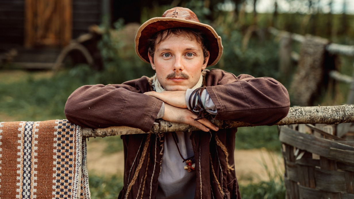 Кадр из комедийного сериала «Хутор» (2025): Александр Сетейкин в роли Пересвета