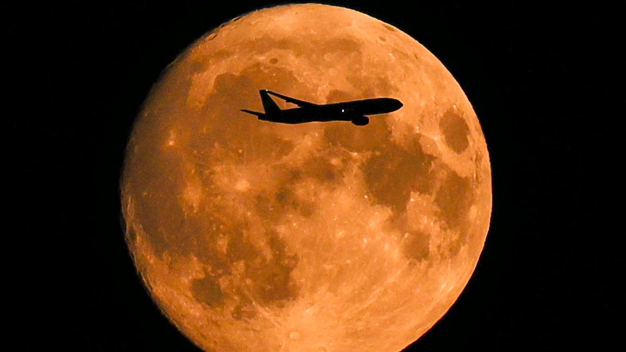 Пассажиры самолета смогут вблизи увидеть Луну и понаблюдать за затмением