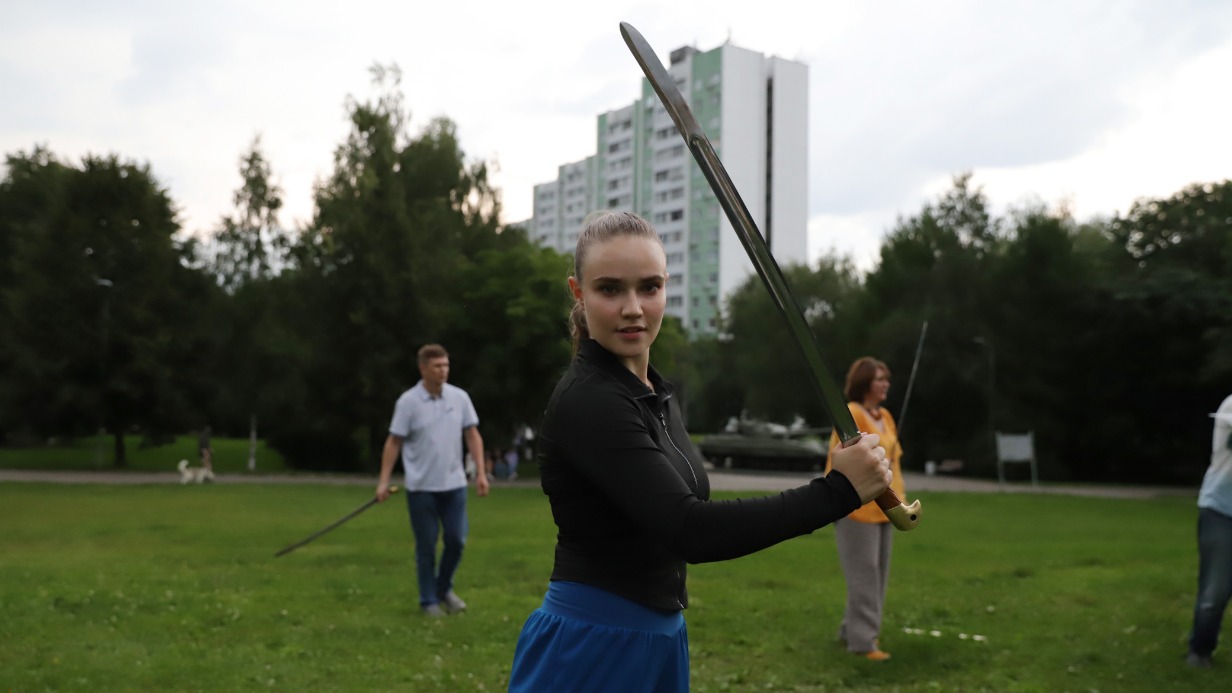 Инструктор Анна Крашенинникова обучает москвичей искусству фланкировки