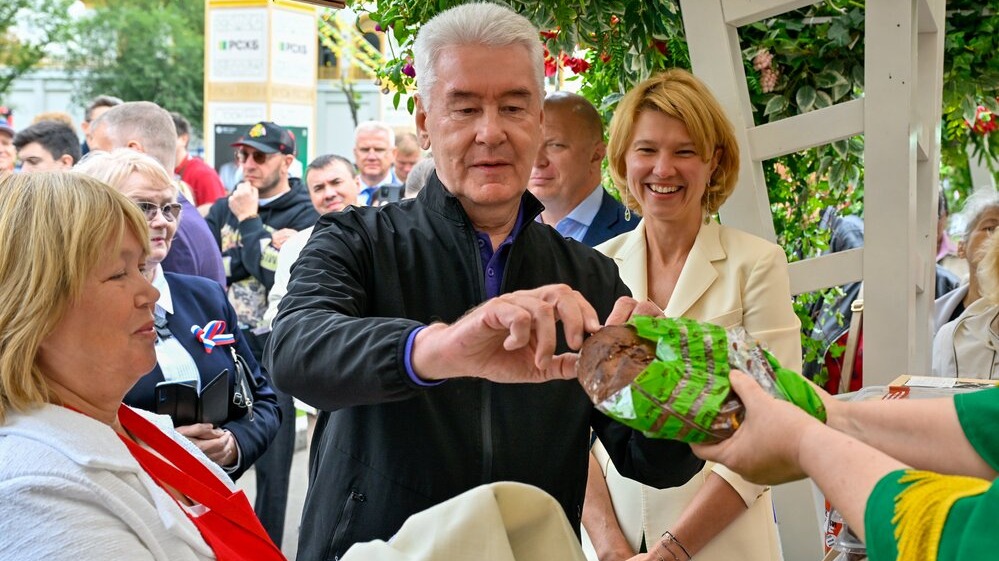 Мэр Москвы Сергей Собянин и министр сельского хозяйства России Оксана Лут посетили гастрономический фестиваль «Вкусы России» на ВДНХ. Они попробовали хлеб с семечками