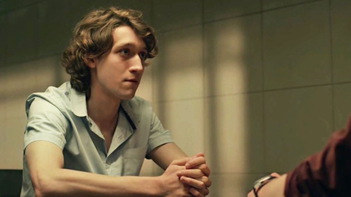 68af024a82682c27d357d7ad Актеру Якову Левде, который избил свою мать, грозит до 10 лет колонии