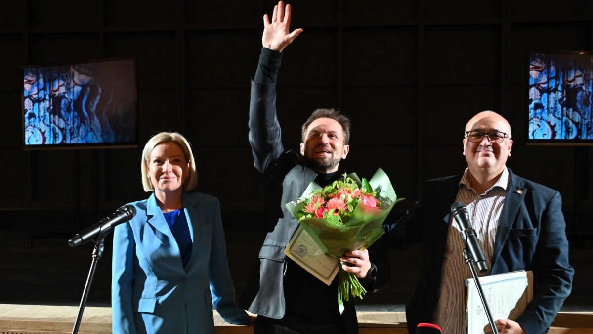 На сцене открытого после реконструкции Большого зала Театра имени Наталии Сац — министр культуры РФ Ольга Любимова, солист оркестра театра (группа ударных) Илья Кириличев и художественный руководитель театра режиссер Георгий Исаакян