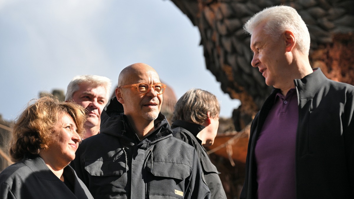 Мэр Москвы Сергей Собянин общается с режиссером, кинопродюсером Федором Бондарчуком и гендиректором Национальной Медиа Группы Светланой Балановой на съемочной площадке сериала «Трудно быть богом» в кинопарке «Москино»