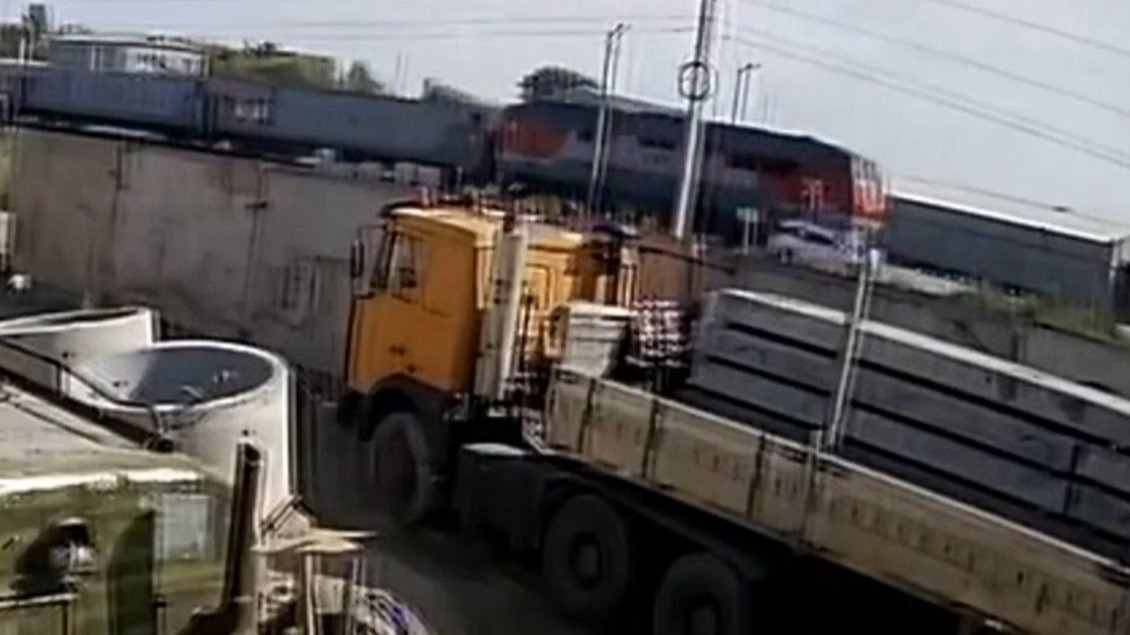 Кадры столкновения автомобиля с поездом в Благовещенске появились в Сети