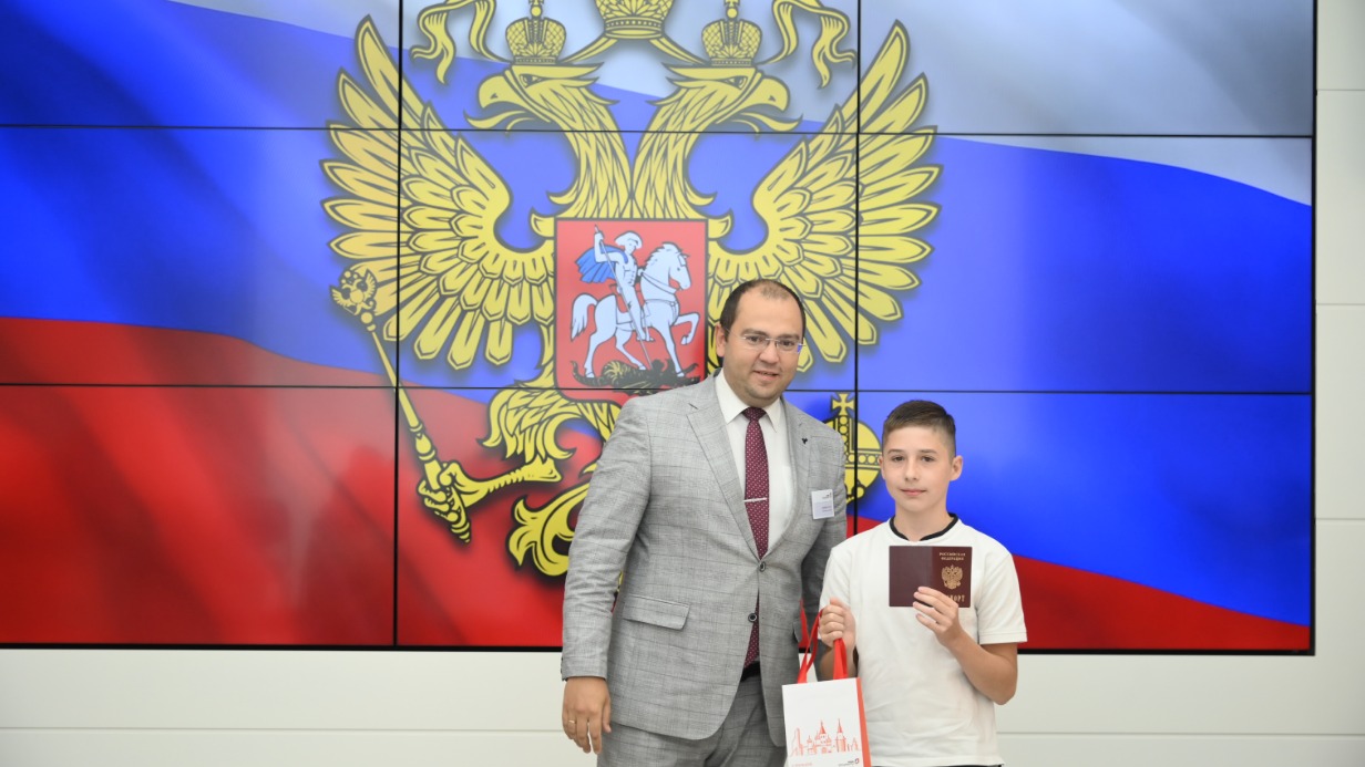Руководитель флагманского офиса ВАО Олег Шакин вручил первые паспорта и поздравил юных москвичей с важным событием