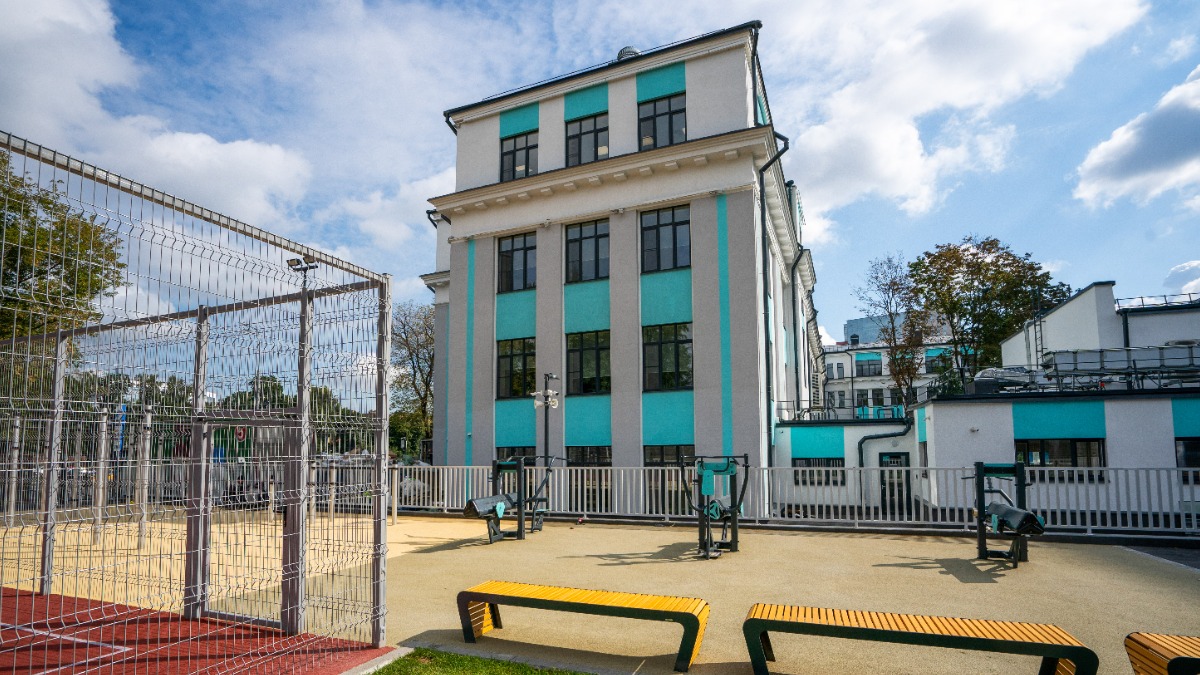 В Москве провели благоустройство территорий более 60 образовательных учреждений