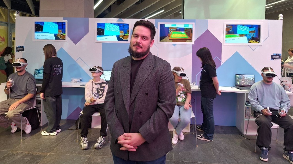 Директор Центра иммерсивных технологий Управления кадровых сервисов правительства Москвы Павел Дулепов в «Зарядье» показывает VR-тренажеры