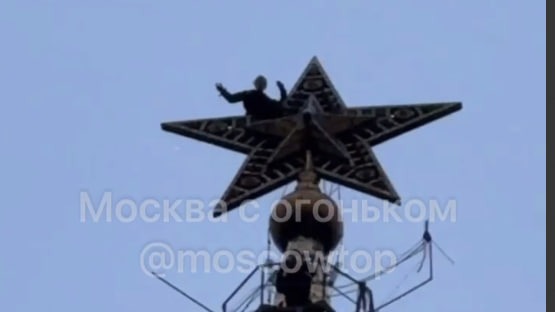 Двое мужчин забрались на шпиль высотки на Кудринской площади