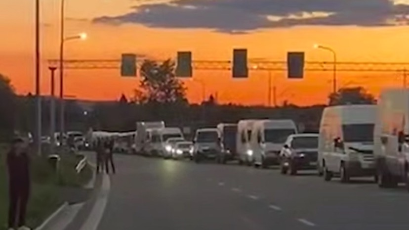 Украинская молодежь устроила огромную пробку на границе после разрешения уезжать