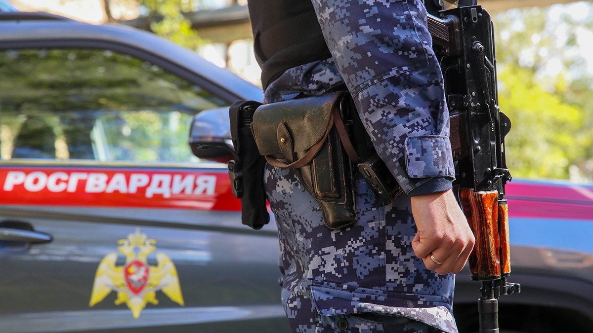 Пьяный мужчина выбросил из окна квартиры ноутбук на машину брата