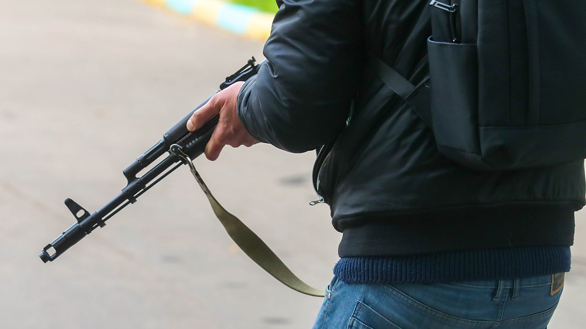 Пьяный мужчина с игрушечным автоматом напугал жителей ЖК в Санкт-Петербурге