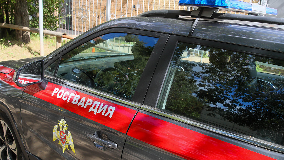 В Москве мужчина, лежавший в подъезде без сознания, напал на медиков