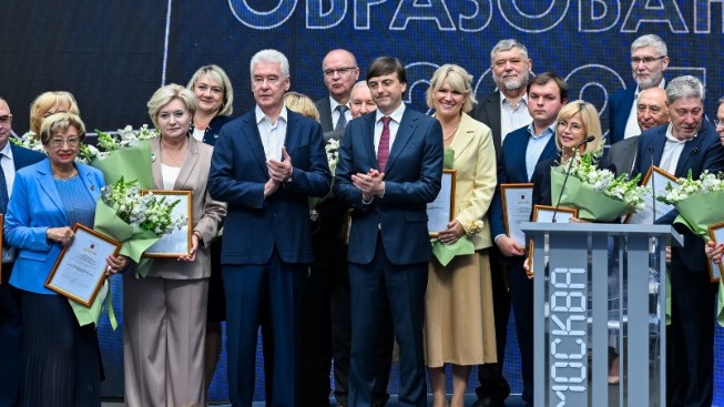 Министр просвещения РФ Сергей Кравцов и мэр Москвы Сергей Собянин вместе с директорами лучших школ столицы на городском педсовете