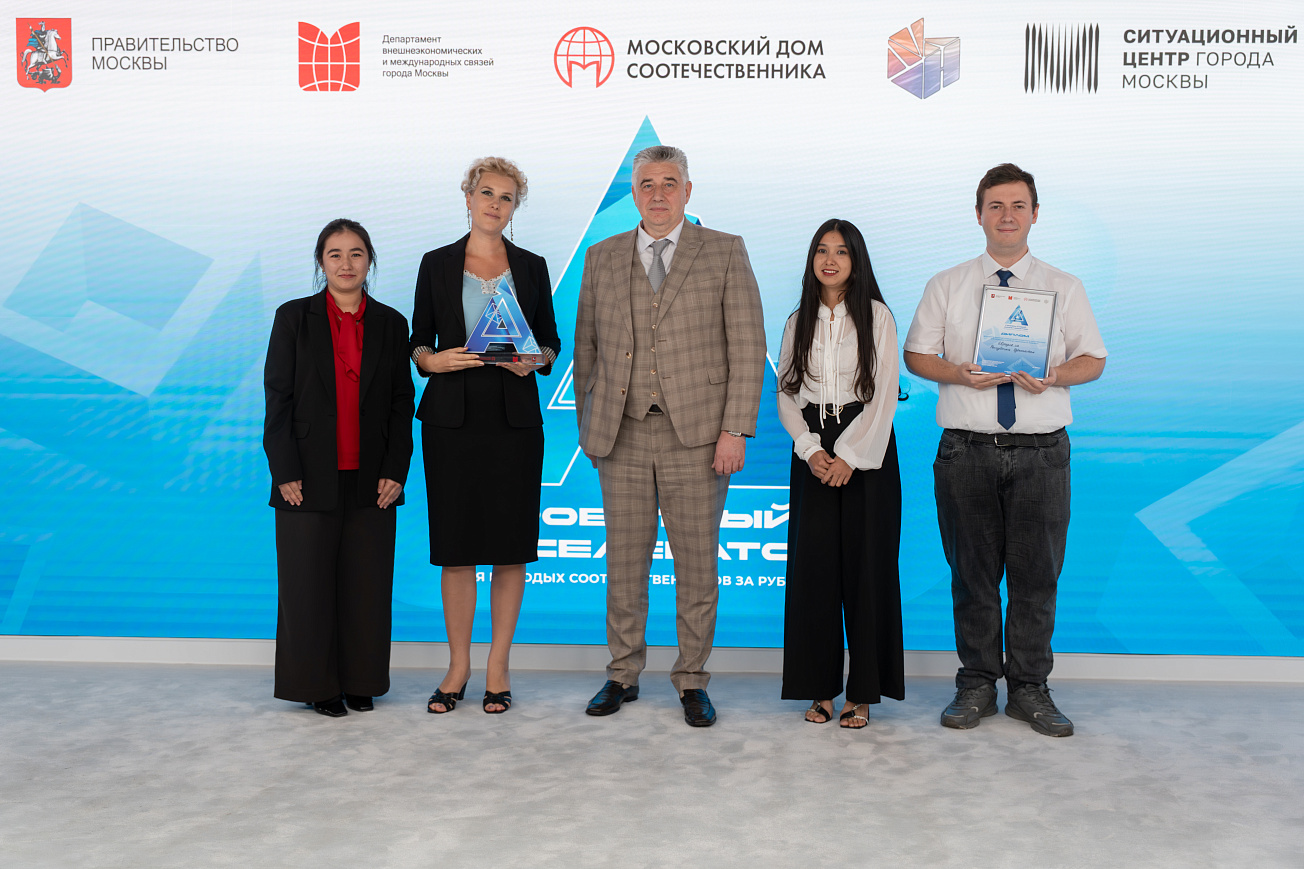 Директор Московского Дома соотечественника Дмитрий Кожаев с участниками Проектного акселератора