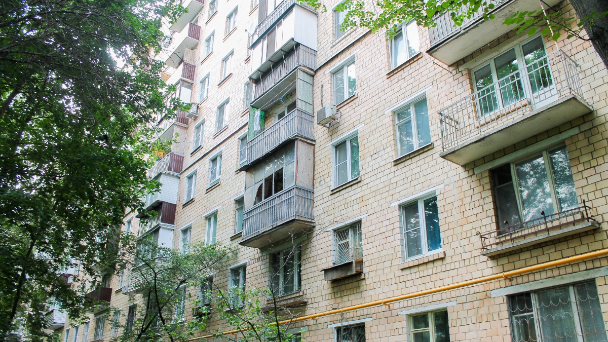 В жилом доме в районе Гольяново в 2025 году заменили все лифтовое оборудование с расширением дверных проемов