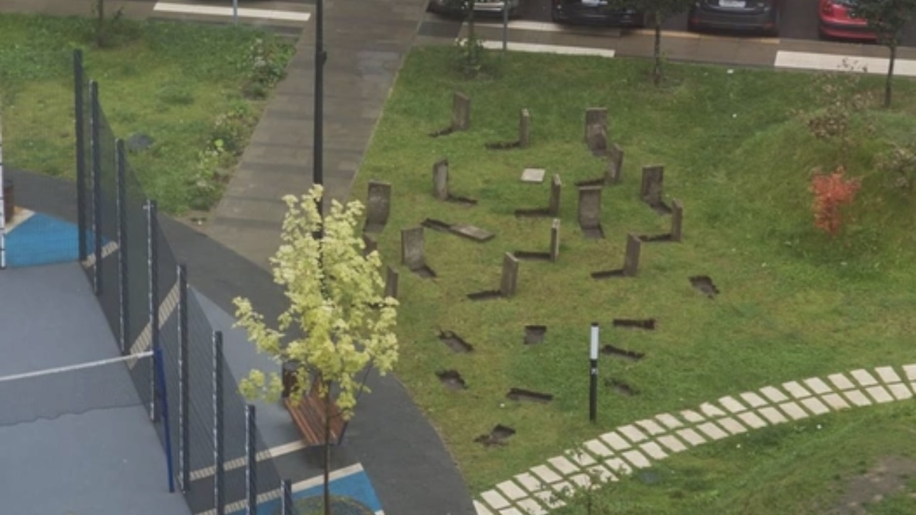 Коммунальщики в Новой Москве сделали «кладбище» из декоративных плиток