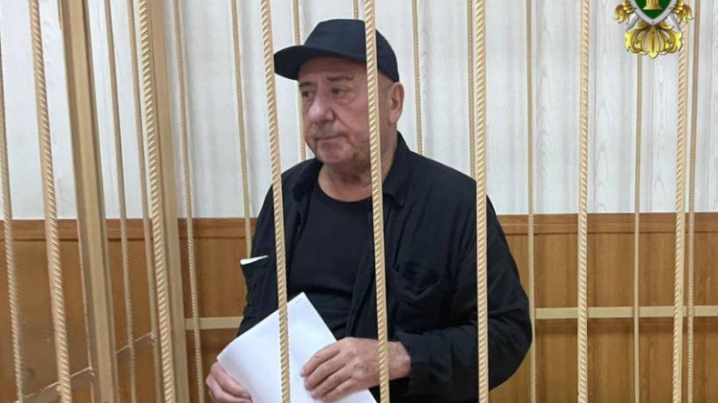 Суд арестовал экс-директора театра сатиры Агаева по делу о мошенничестве