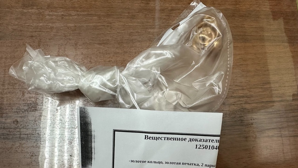 Красноярка украла ключи и ограбила квартиру коллеги, чтобы научить ее порядку