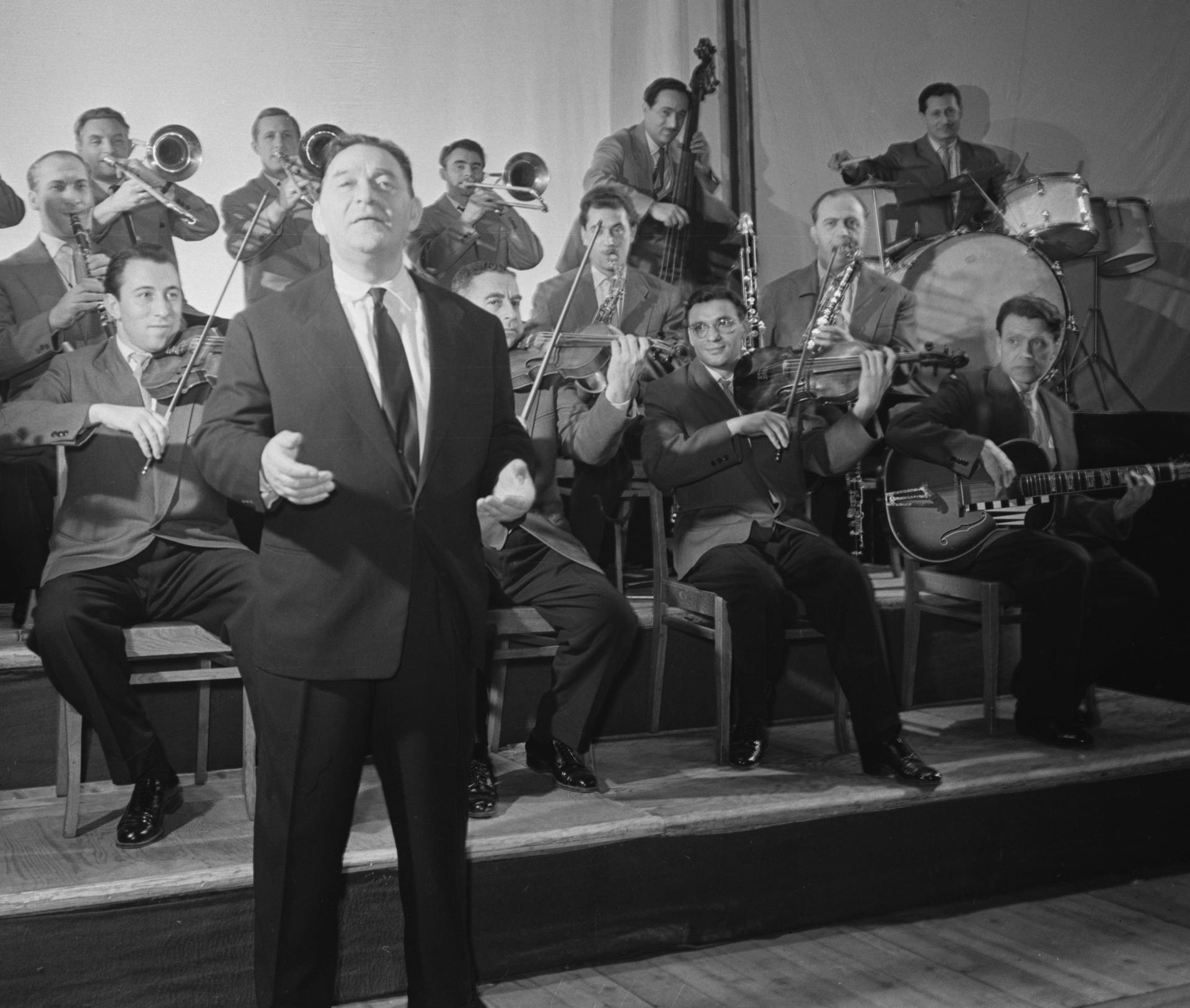 В Одессе вандалы изрисовали памятник Леониду Утесову