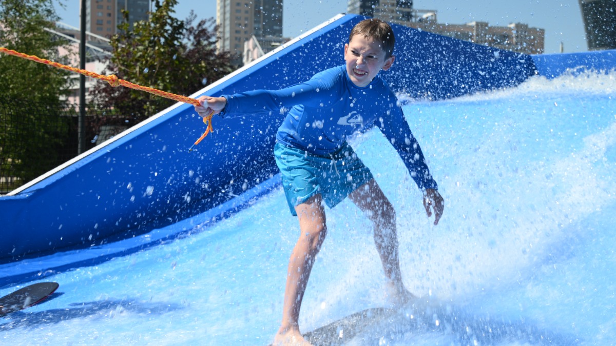 Школьник Максим Былич учится кататься на водном борде в парке «Ходынское поле», где этим летом открыли аттракцион с искусственной волной