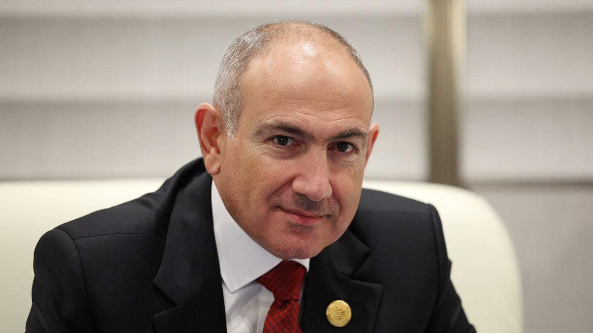 Собчак в шутку предложила Пашиняну записать видео под песню Круга