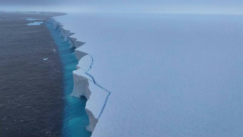 Крупнейший в мире айсберг А23а за три месяца потерял около 36 процентов площади