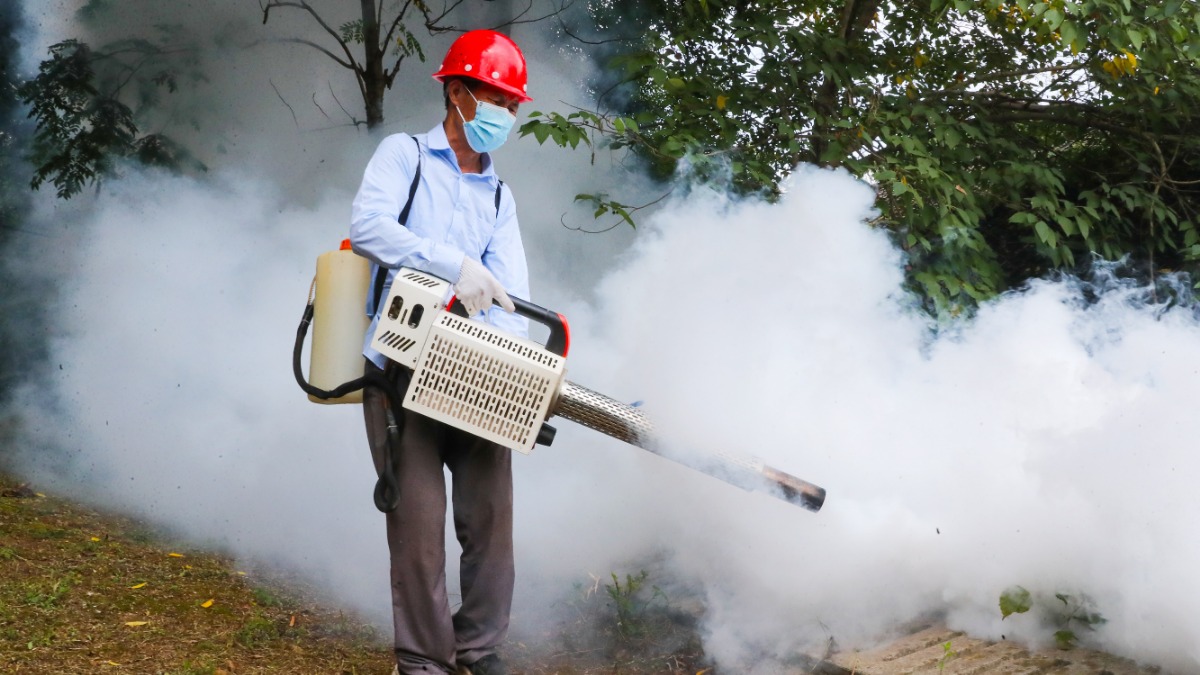 Рабочий использует распылитель для уничтожения комаров в жилом районе, чтобы предотвратить распространение лихорадки чикунгунья, переносимой комарами, в китайском Юнчжоу
