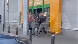 Полицейскому у ТЦ в Подмосковье пришлось отстреливаться от набросившейся толпы