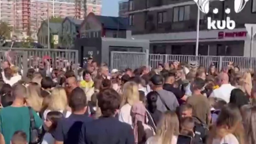 Краснодарские власти объяснили давку у школы на День знаний