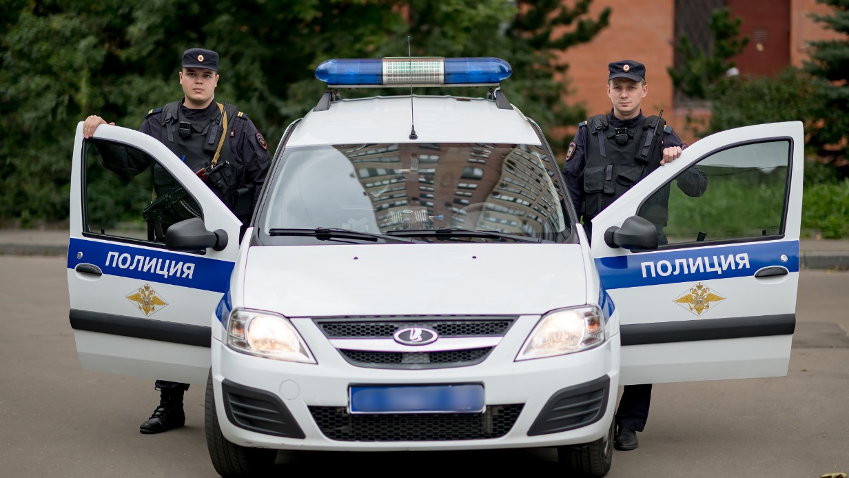 Полицейские патрульно-постовой службы отдела полиции МВД России по району Ховрино младший сержант полиции Даниил Куприянов и водитель старший сержант полиции Игорь Гражданцев перед осмотром одного из дворов на улице Дыбенко