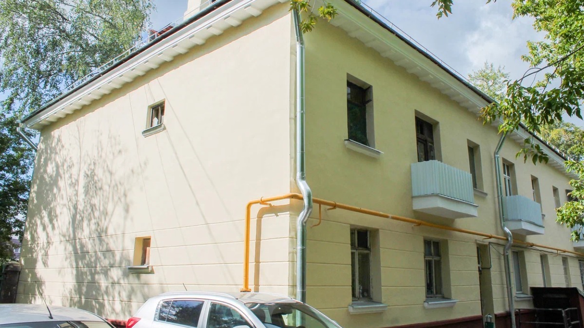 На севере Москвы завершается капитальный ремонт дома 1949 года постройки, возведенного в неоклассическом стиле 