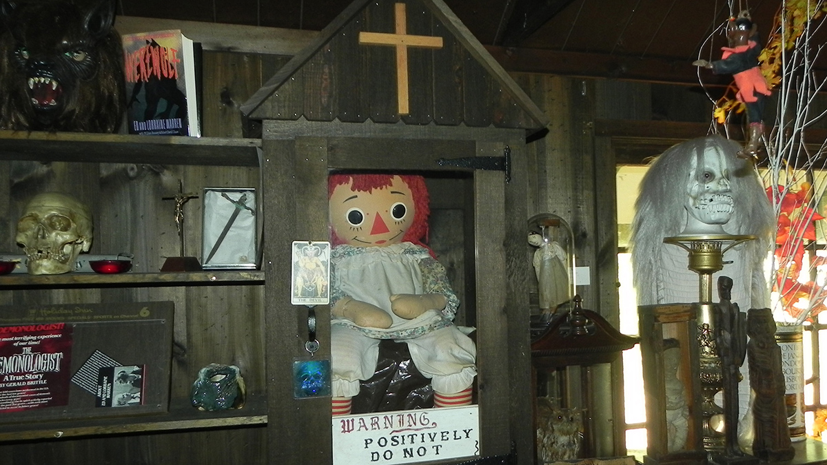 Оккультный музей Уорренов: кукла Аннабель и другие экспонаты Оккультный музей Уорренов: кукла Аннабель и другие экспонаты