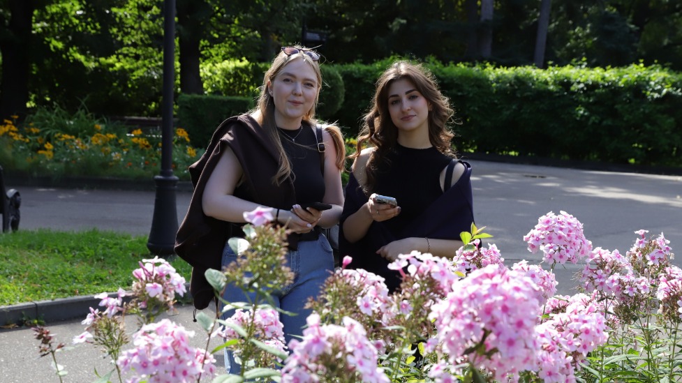 Москвички Александра Шевцова и Армине Микаэлян в Парке Горького