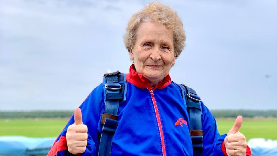 «Возраст — не помеха мечте»: жительница Подмосковья в 70 лет прыгнула с парашютом