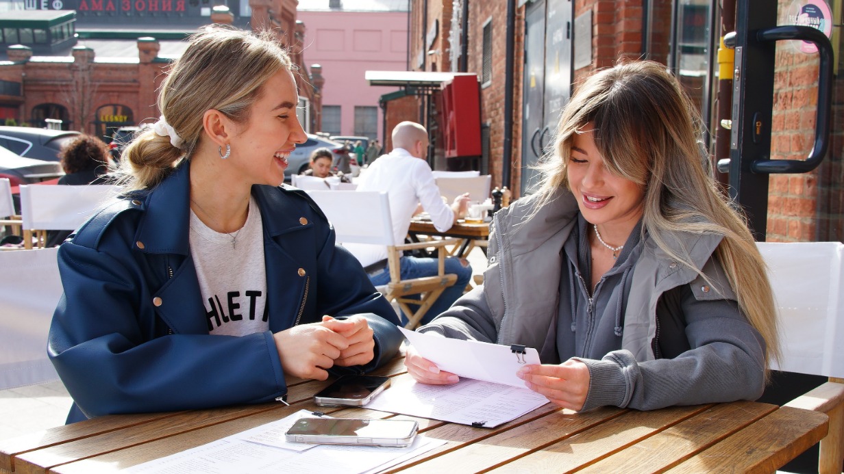 Девушки, отдыхающие на веранде фудмолла в Тверском районе — популярной площадки для встреч с друзьями, уютных посиделок, культурных событий и масштабных концертов. Марина Котова и Елизавета Иванова