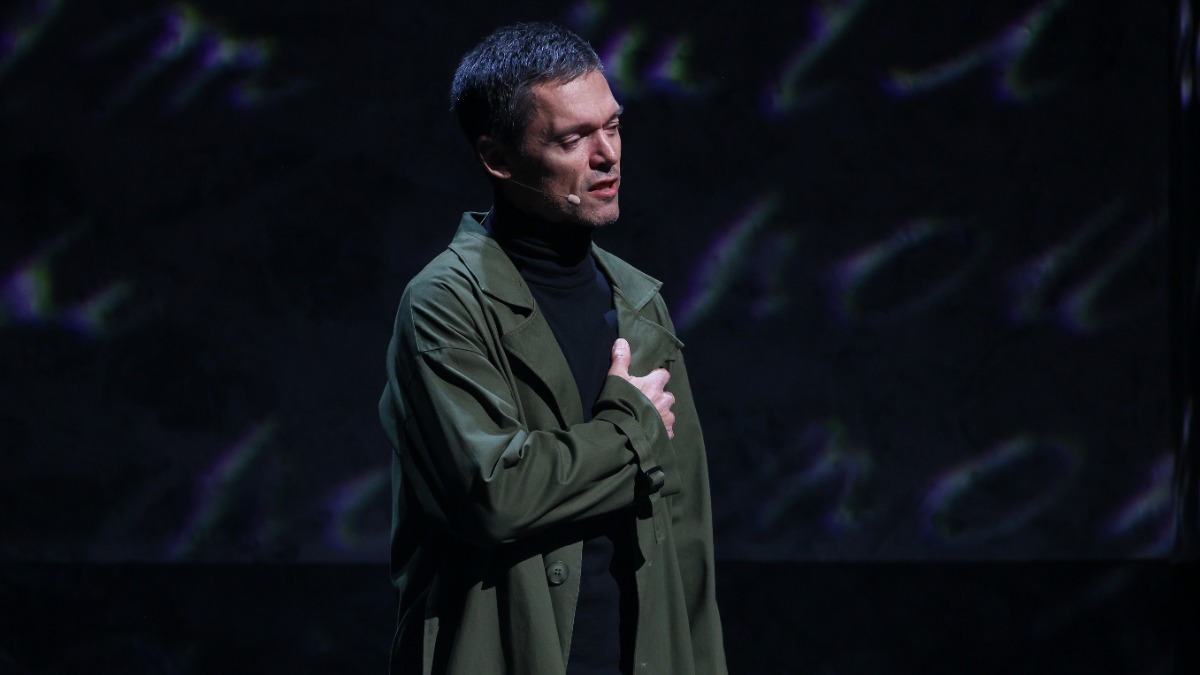 Михаил Мамаев во время показа литературно-музыкальной композиции «Настоящие» на сцене МХАТ имени Горького. Проект родился как «реакция молодых поэтов на события, связанные с началом СВО»