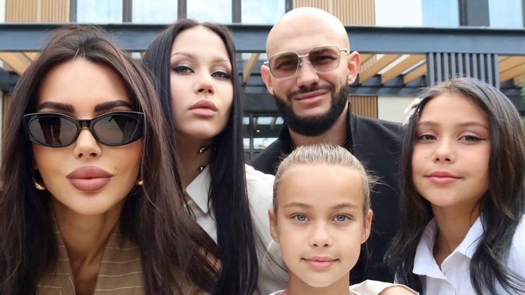 Рэпер Джиган, его супруга блогер Оксана Самойлова, их младшая дочь Майя, средняя — Лея и старшая — Ариела