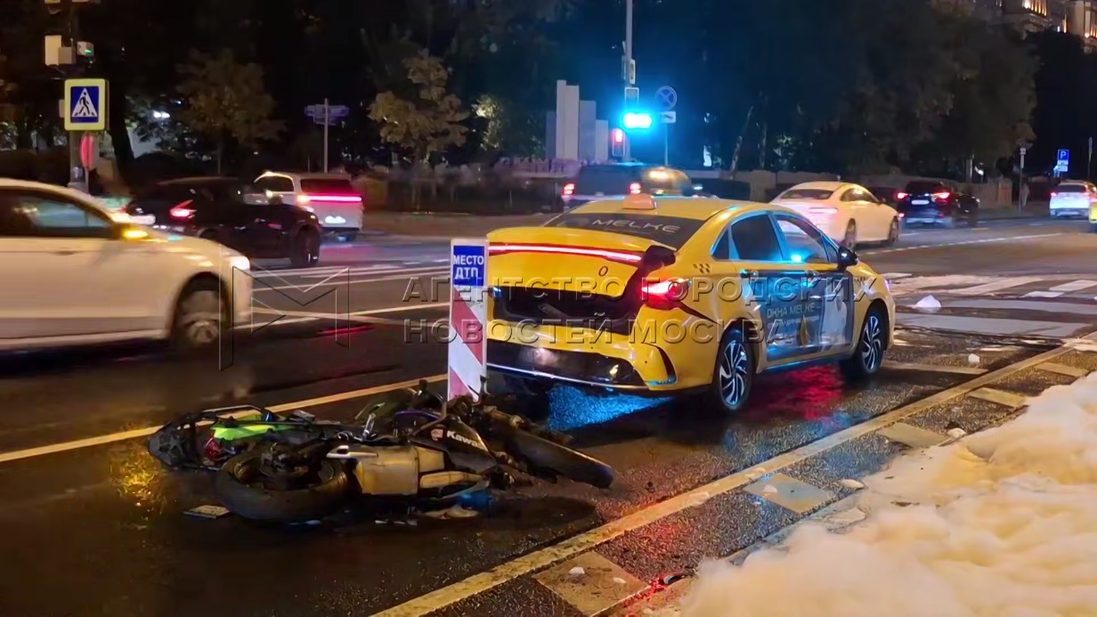 Мотоцикл врезался в такси и загорелся в центре Москвы