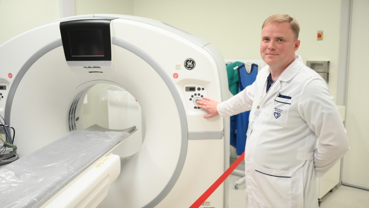 Заведующий приемным отделением Детской городской клинической больницы святого Владимира Александр Сахаров на Дне открытых дверей показывает современный компьютерный томограф, которым оснащен новый корпус больницы