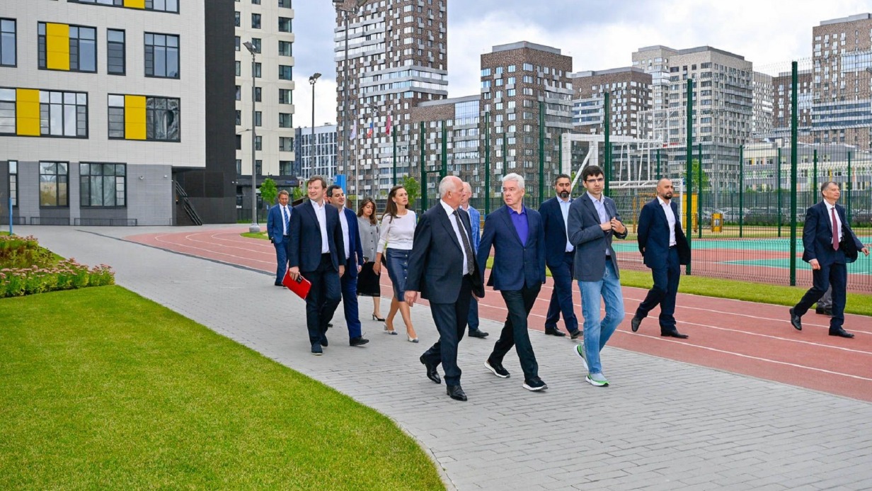 Мэр Москвы Сергей Собянин и гендиректор Ростеха Сергей Чемезов осмотрели здание школы № 58, построенной в новом жилом квартале