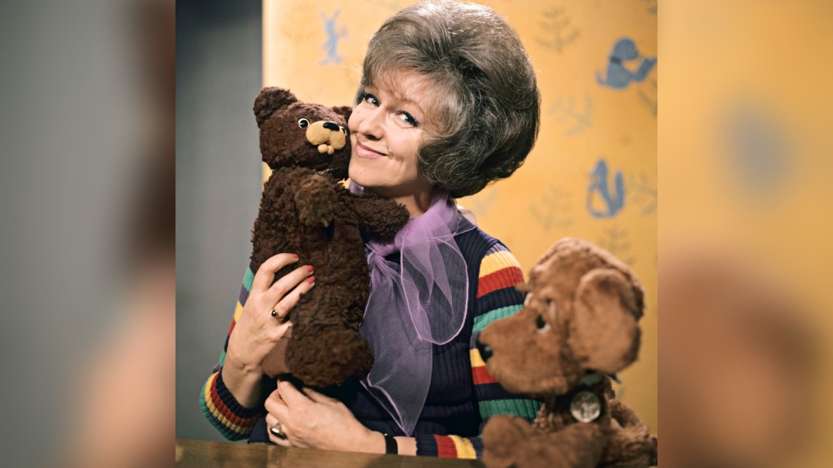 Ведущая телевизионной передачи для детей «Спокойной ночи, малыши!», диктор Центрального телевидения Валентина Леонтьева держит в руках плюшевую игрушку, а справа от нее за столом знакомый многим юным телезрителями персонаж Филя