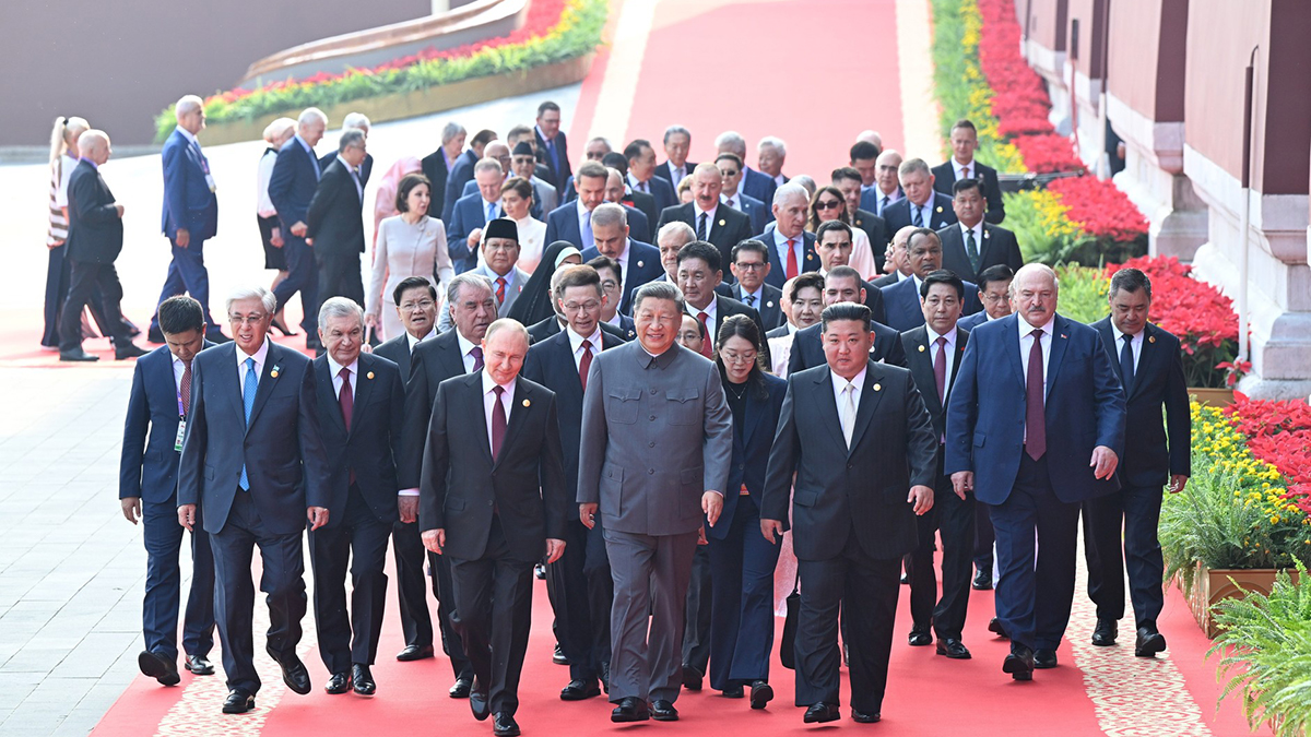 Путин принял участие в военном параде в Пекине