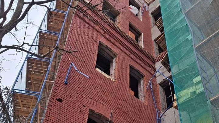 Двое рабочих пострадали после обрушения строительных лесов у дома в центре Москвы