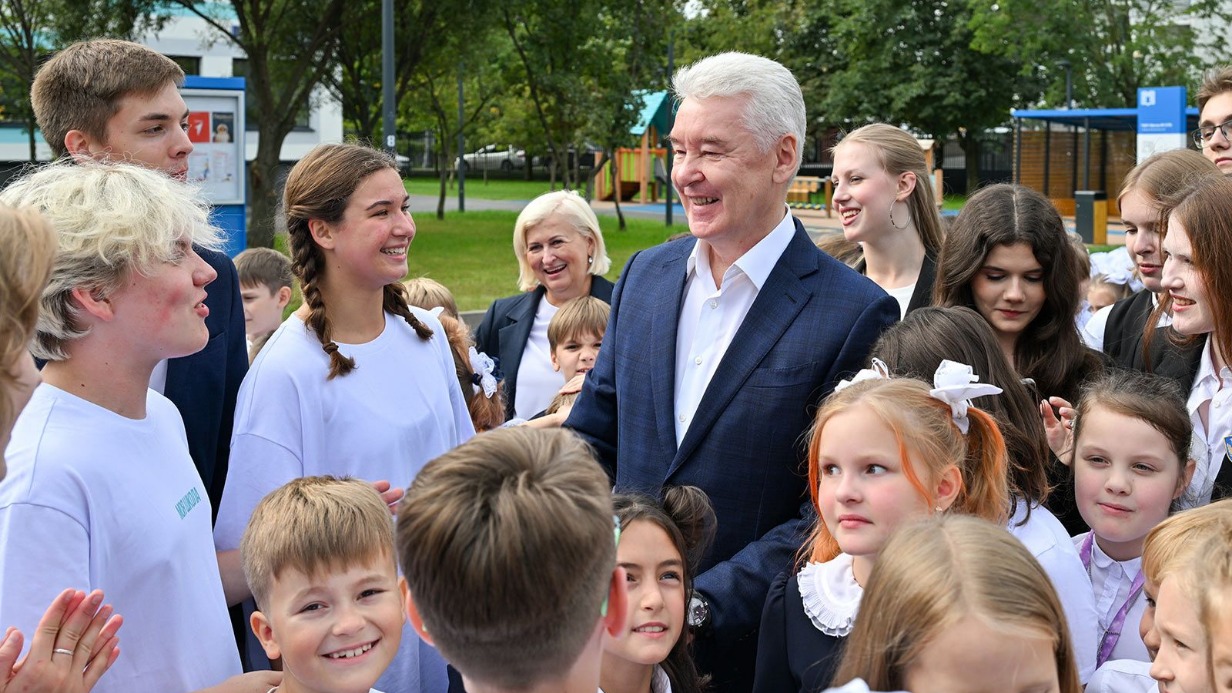 Мэр Москвы Сергей Собянин в День знаний открыл после реконструкции школу № 1770 в Нагатинском Затоне. Глава города пообщался с ребятами и поздравил их с началом учебного года