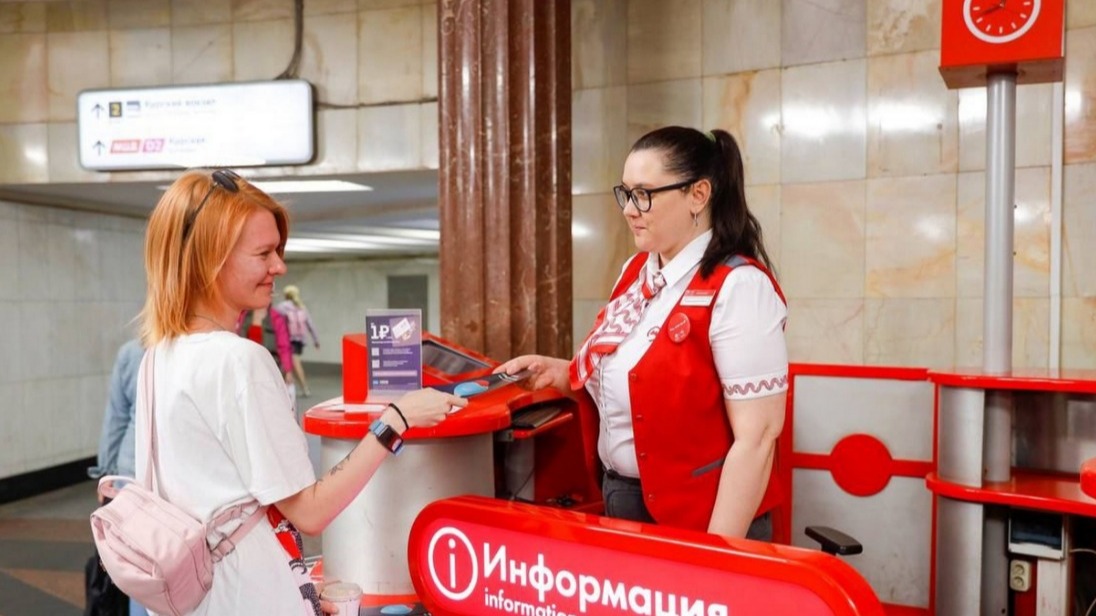 Сотрудница стойки «Живое общение» на станции «Курская» (Кольцевая линия) отвечает на вопрос пассажирки