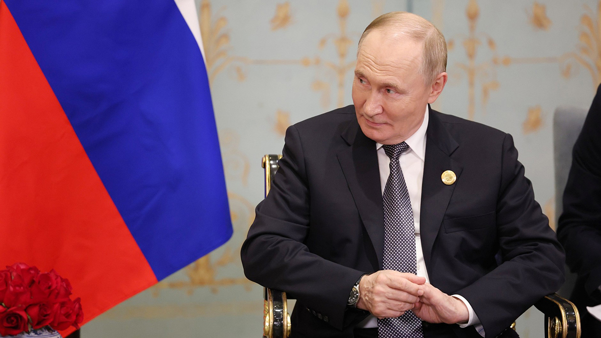 «Лентяй, не хочет работать»: Путин пошутил над Песковым во время конференции