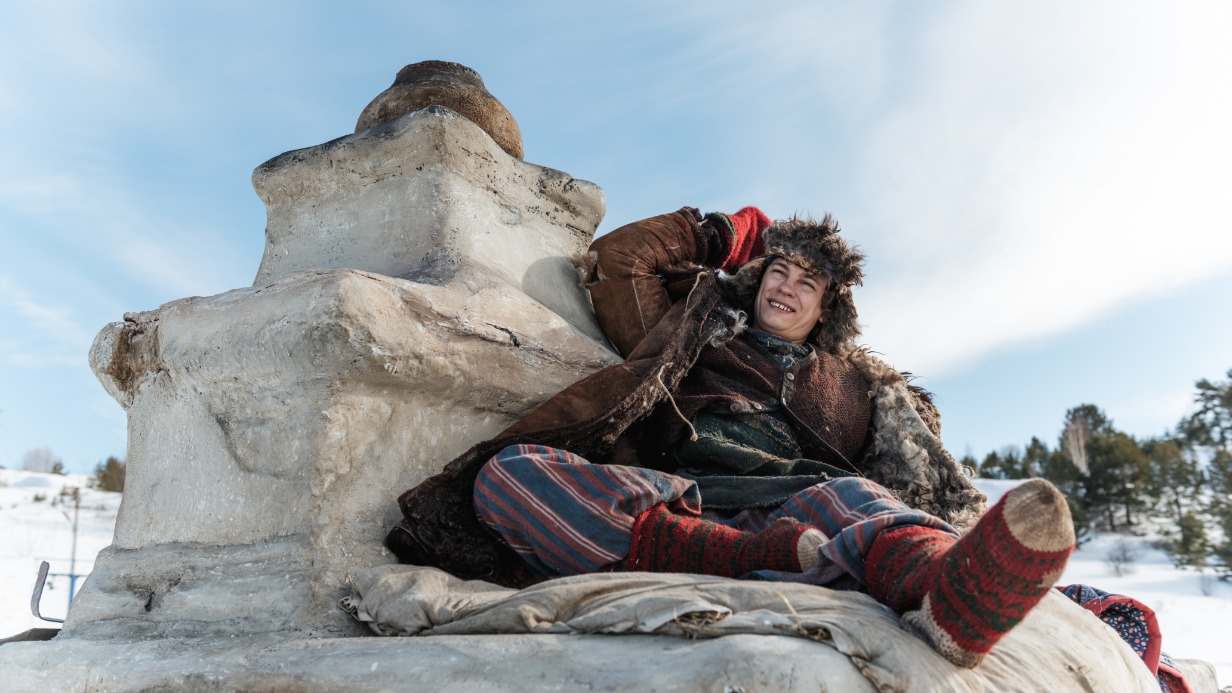 Никита Кологривый в образе Емели из фильма «По щучьему велению» хоть и играет сказочного бездельника, а на работу ходит исправно