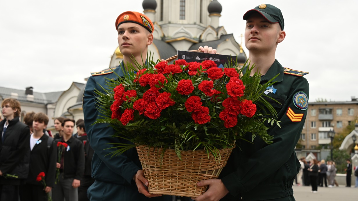 Курсанты колледжа имени маршала В. И. Чуйкова Тимофей Седов и Вадим Нетреба возлагают цветы к мемориальной доске «Вечная память жертвам террористического акта в Театральном центре на Дубровке»